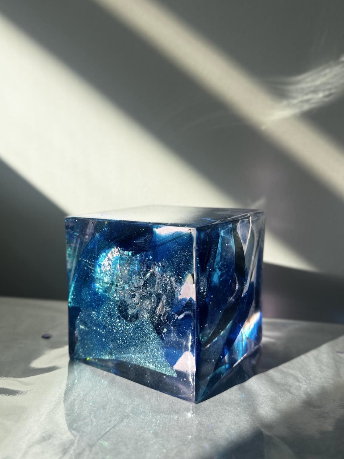 Cubo Tesseract by Anny Schäfer, 2026, resin and optical crystals, 10 × 10 × 10 cm