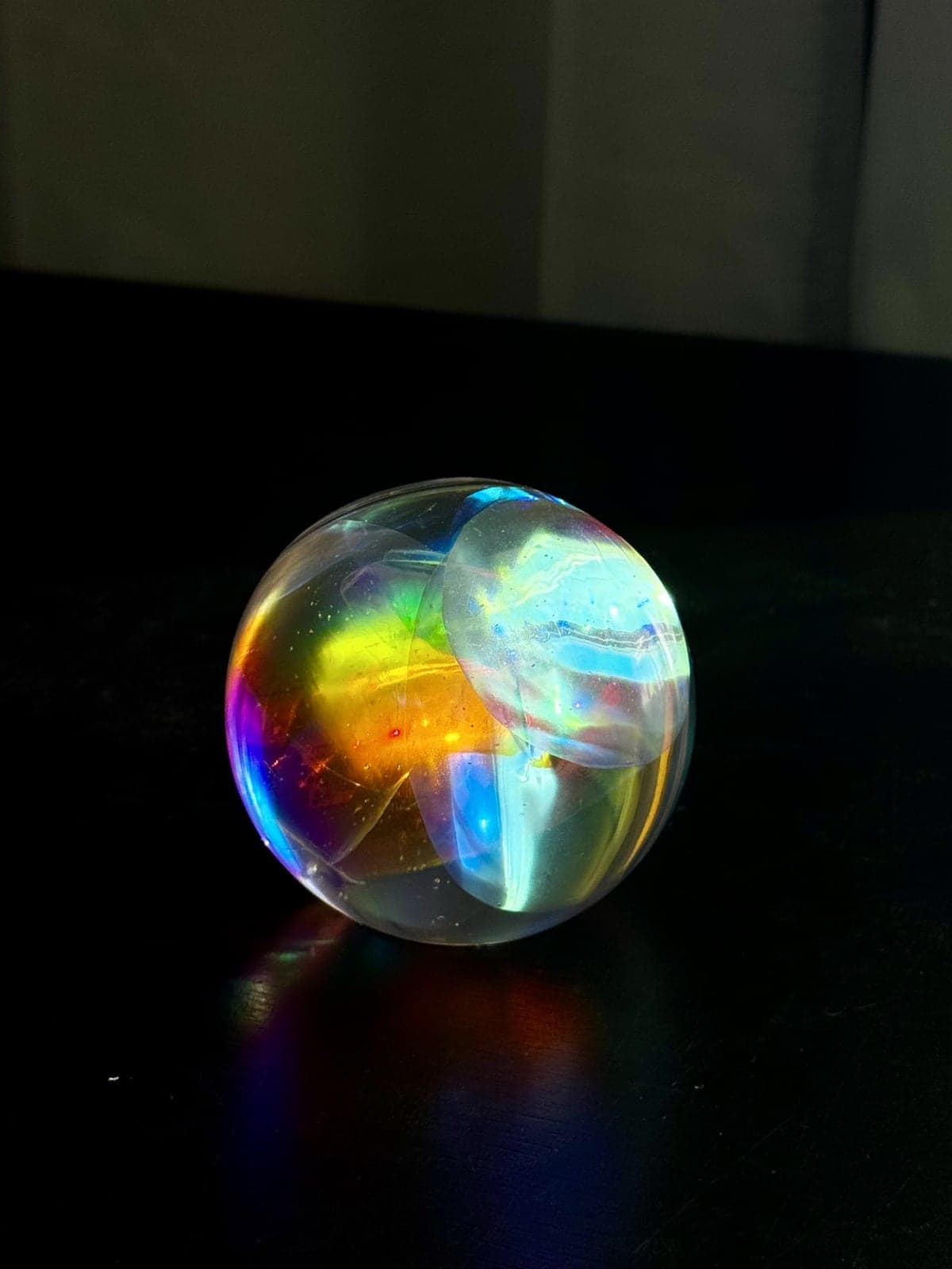 Esfera Orbit by Anny Schäfer, resin sphere, 12 cm in diameter
