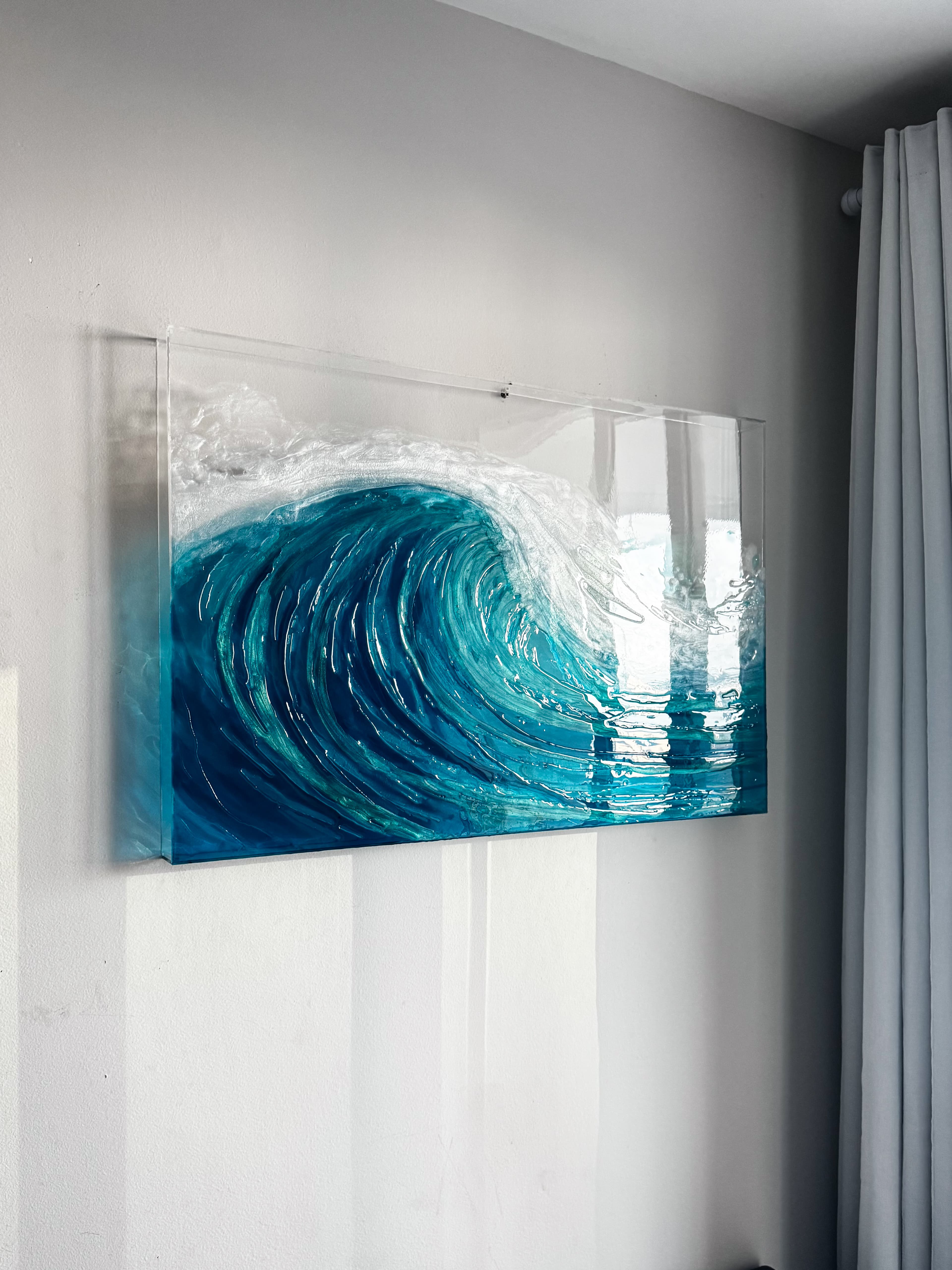 Onda 2, 2025 · Resina epóxi sobre acrílico · 70 × 100 cm