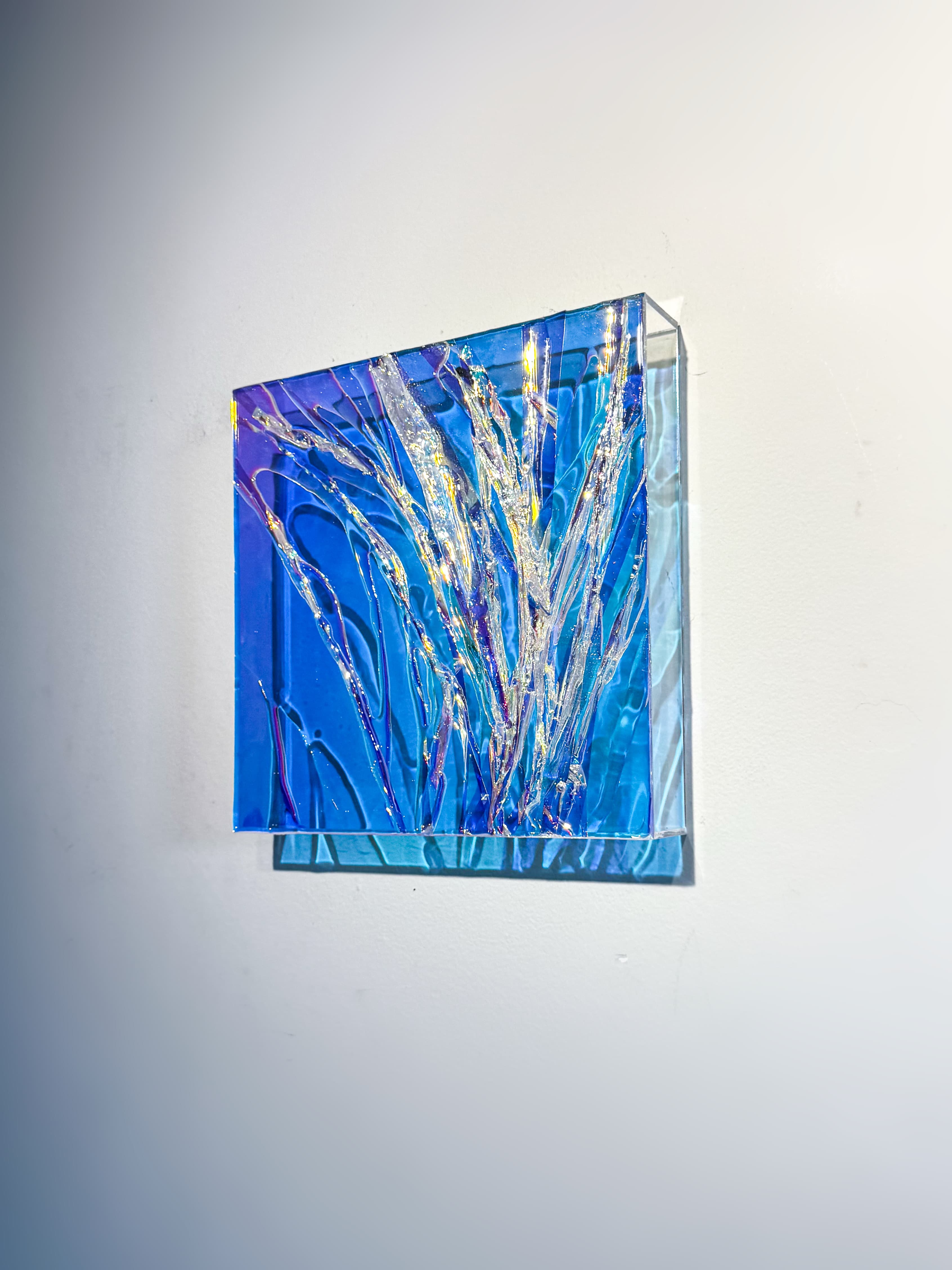Sonho 46 (III) by Anny Schäfer, 2025, epoxy resin on acrylic, 30 × 30 cm