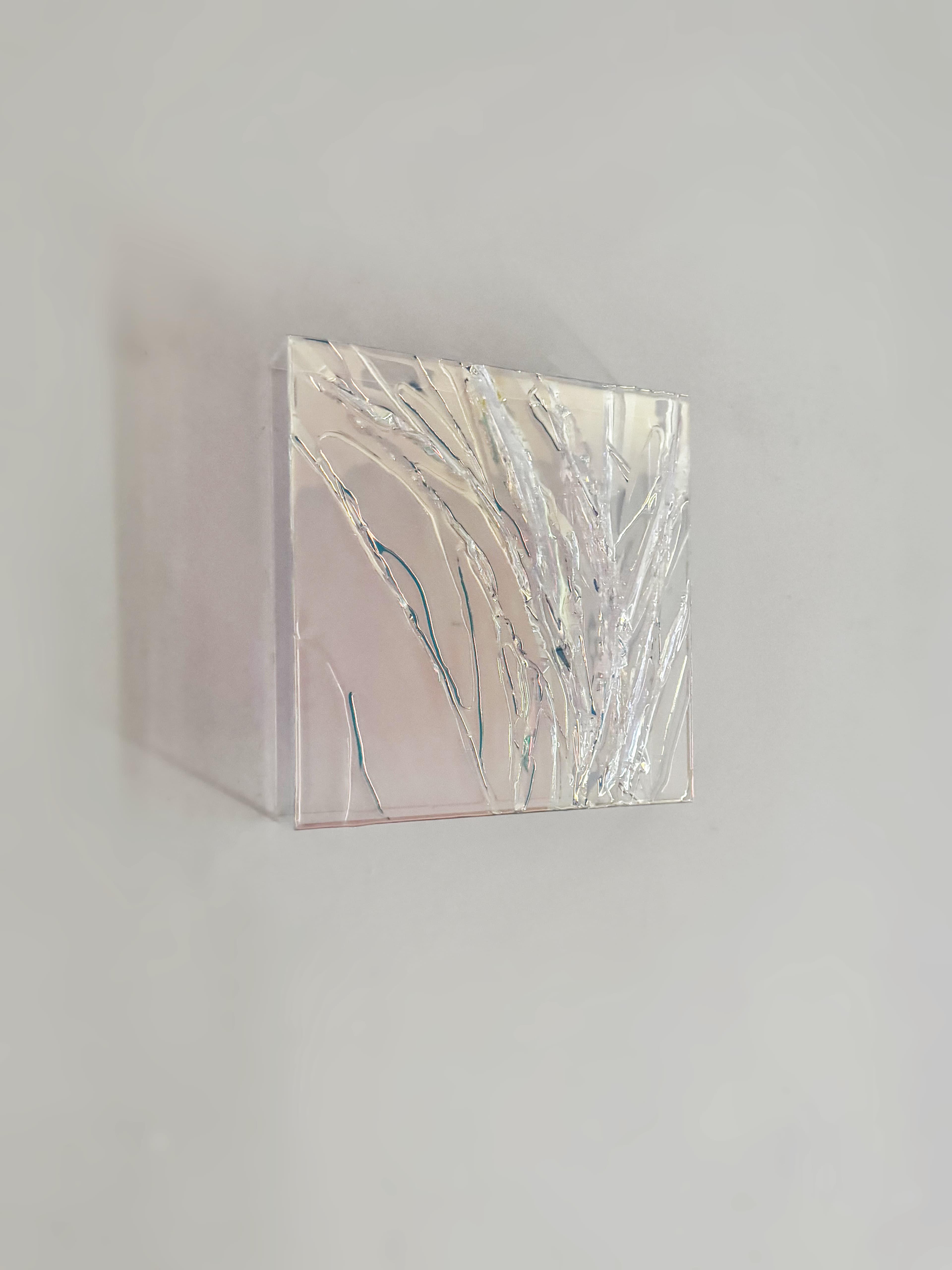 Sonho 46 (V) by Anny Schäfer, 2025, epoxy resin on acrylic, 30 × 30 cm