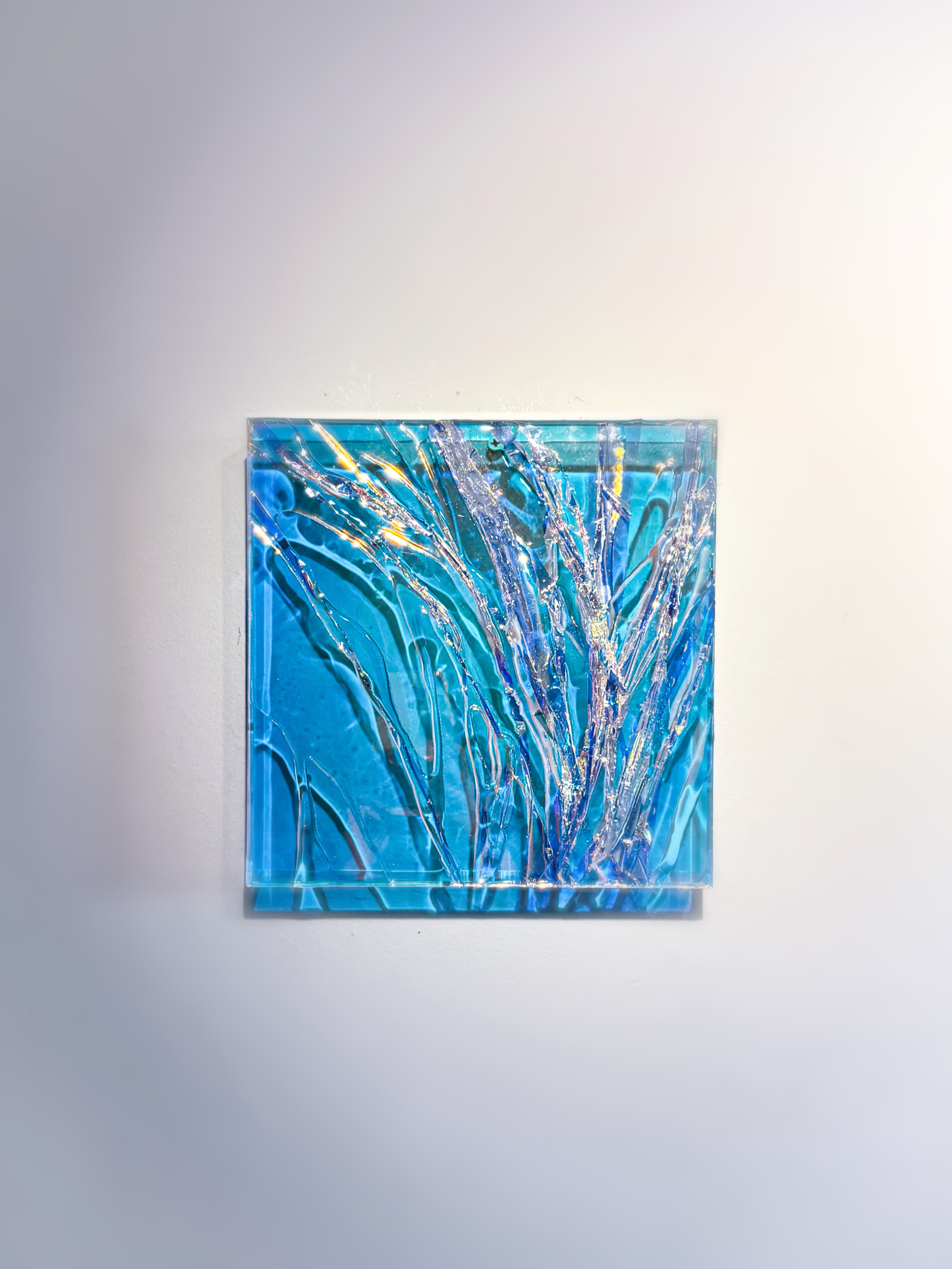 Sonho 46 (I) by Anny Schäfer, 2025, epoxy resin on acrylic, 30 × 30 cm